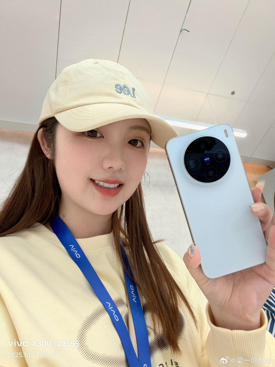cận cảnh vivo X300 cho cảm giác cầm nắm tốt