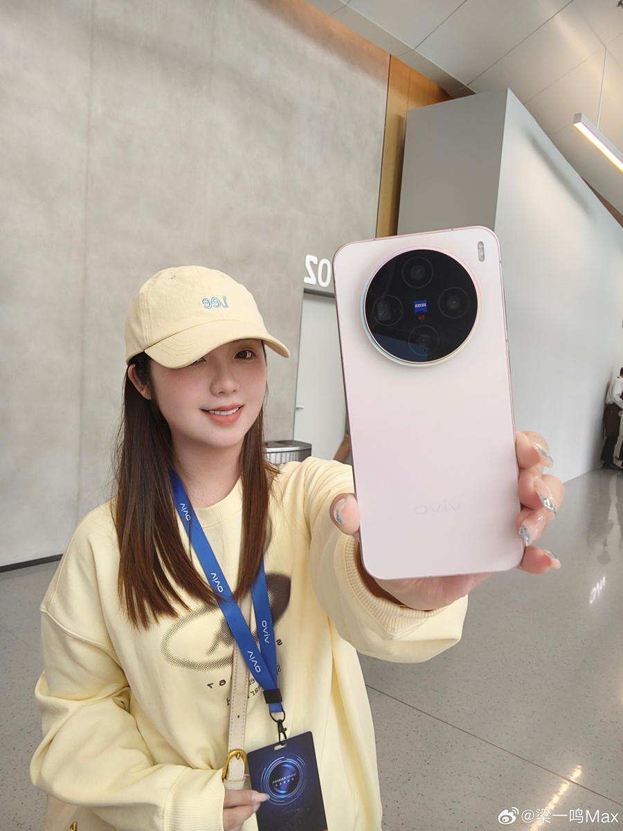 cận cảnh vivo X300 cho cảm giác cầm nắm nhẹ nhàng