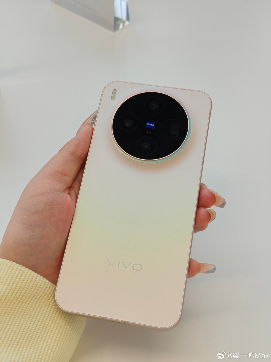 cận cảnh vivo X300 cho cảm giác cầm nắm nhẹ nhàng