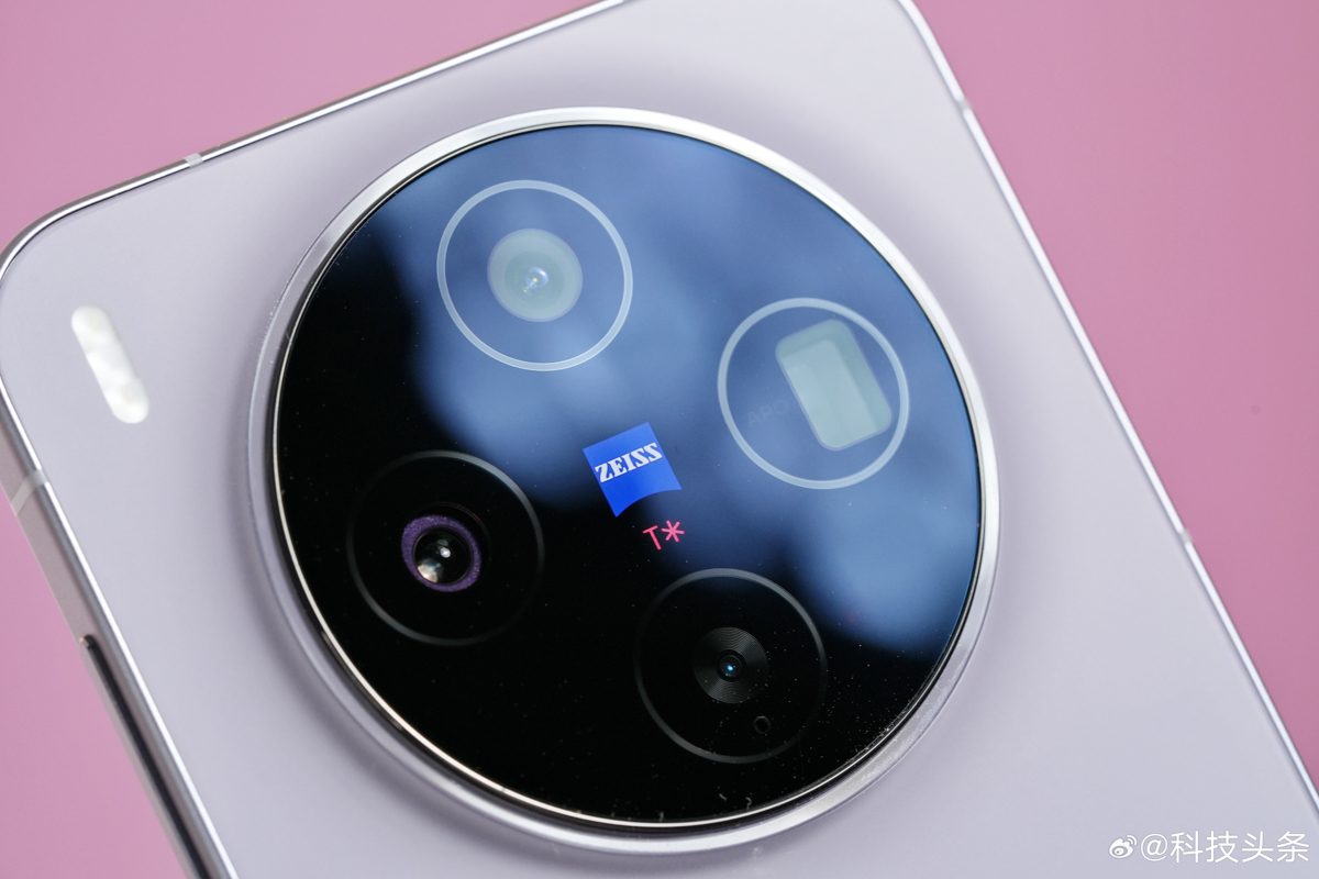 cận cảnh vivo X300 với cụm camera đẹp mắt