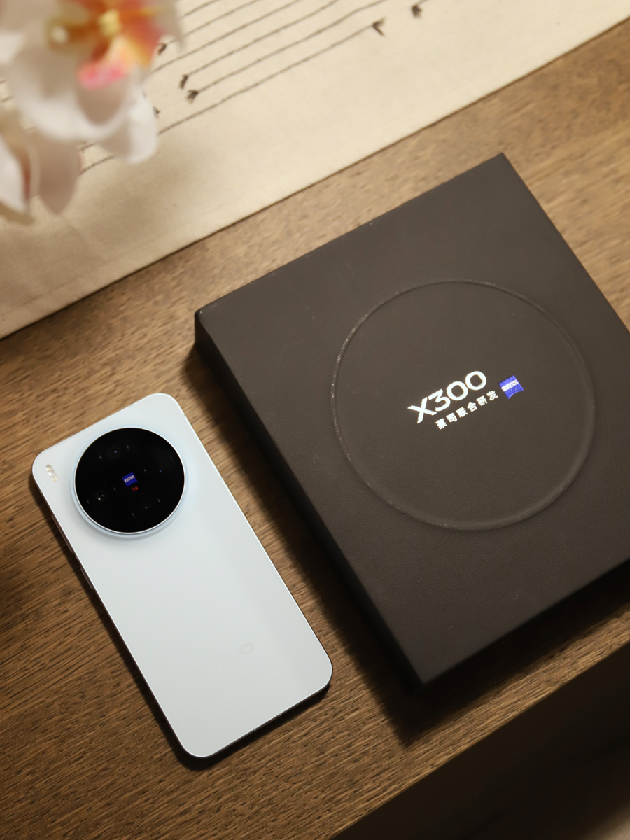 cận cảnh vivo X300 với thiết kế giống vivo X200s