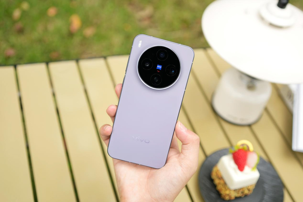 cận cảnh vivo X300 với thiết kế nhỏ gọn đẹp mắt