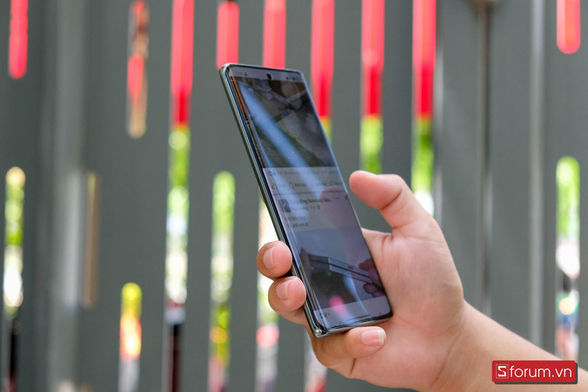  Phía trước Reno10 Pro Plus 5G là màn hình cong 2.5D với kích thước 6.74 inch cho không gian hiển thị lớn