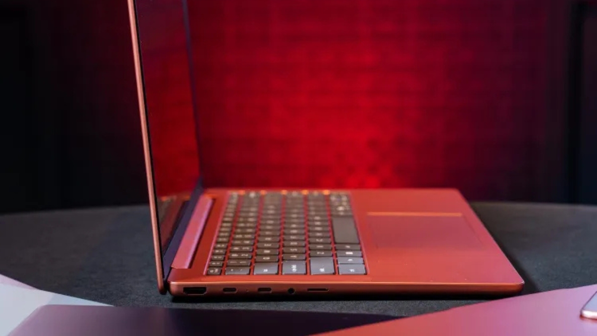 Cận cảnh Lenovo IdeaPad Vibe tại IFA 2026 với các cổng USB-C, HDMI, jack âm thanh và khe đọc thẻ microSD ở cạnh máy