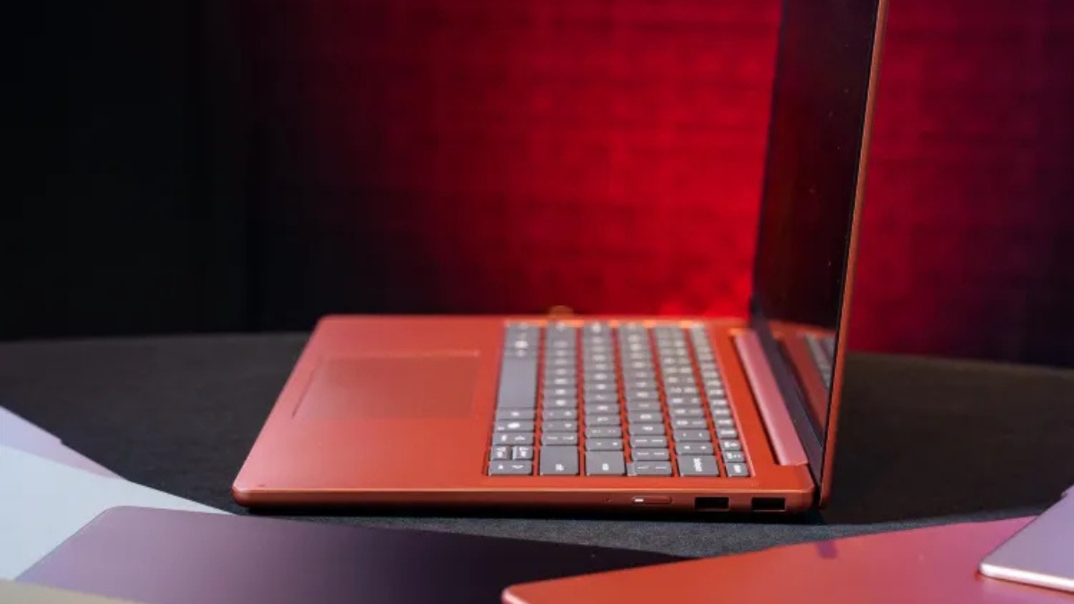 Cận cảnh Lenovo IdeaPad Vibe tại IFA 2026 với hai cổng USB-A và thiết kế thân máy mỏng nhẹ
