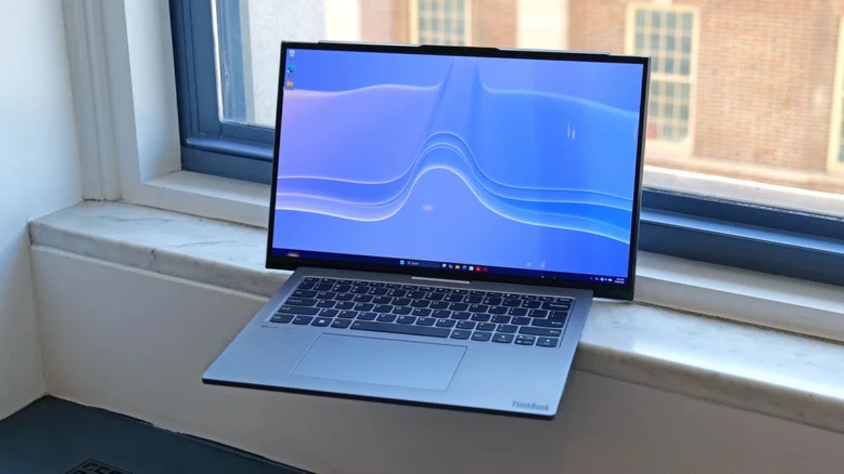 Cận cảnh Lenovo Project Swan tại IFA 2026 với thiết kế laptop mỏng nhẹ và màn hình cuộn ngang