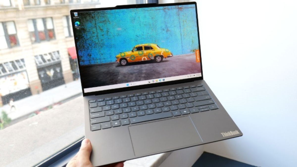 Cận cảnh Lenovo Project Swan tại IFA 2026 với bàn phím đầy đủ và touchpad kích thước lớn
