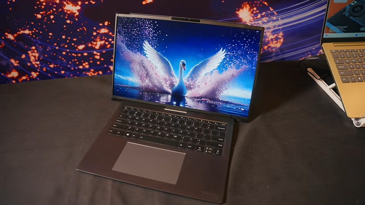 Cận cảnh Lenovo Project Swan tại IFA 2026: Laptop "cuộn ngang" vả mặt màn hình gập, tương lai là đây! Cận cảnh Lenovo Project Swan tại IFA 2026: Laptop "cuộn ngang" vả mặt màn hình gập, tương lai là đây!