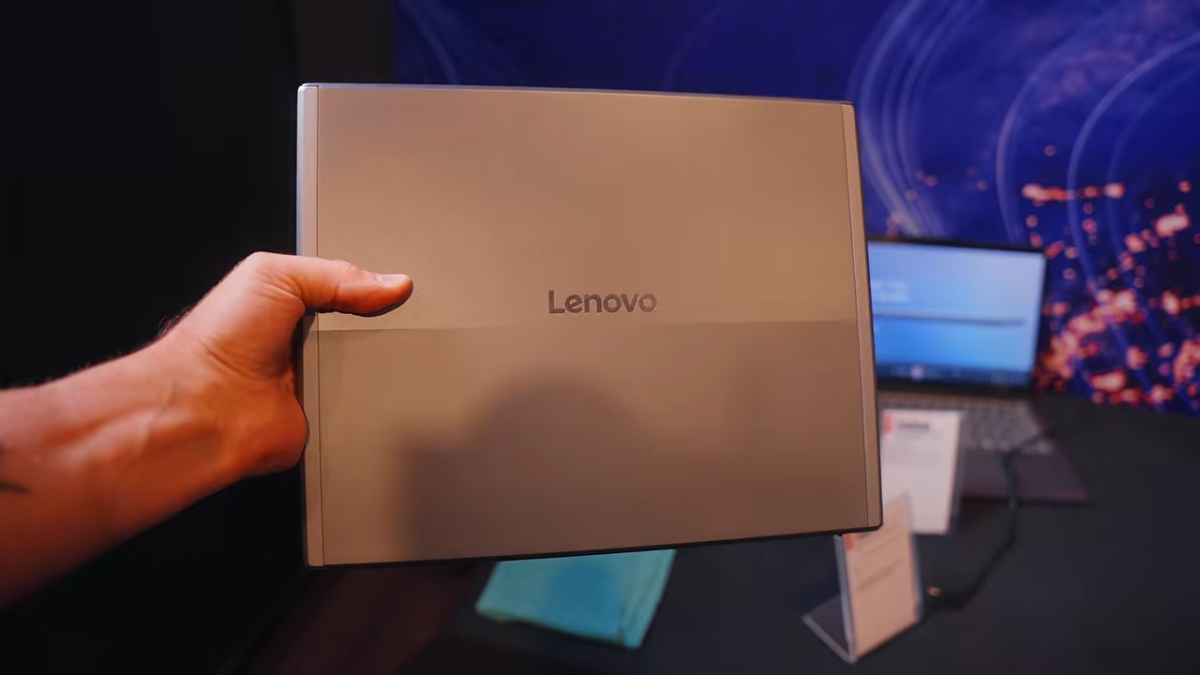 Cận cảnh Lenovo Project Swan tại IFA 2026 với thân máy dày 17.9 mm và màn hình cuộn ẩn bên trong
