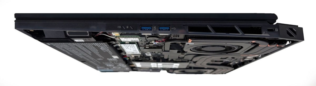 Đánh giá Acer Predator Helios 18 AI PH18-I71 với hệ thống cổng kết nối ở cạnh phải