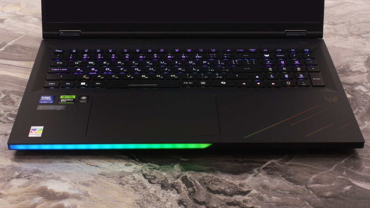 Đánh giá Acer Predator Helios 18 AI PH18-I71 với bàn phím RGB full-size và touchpad kích thước lớn