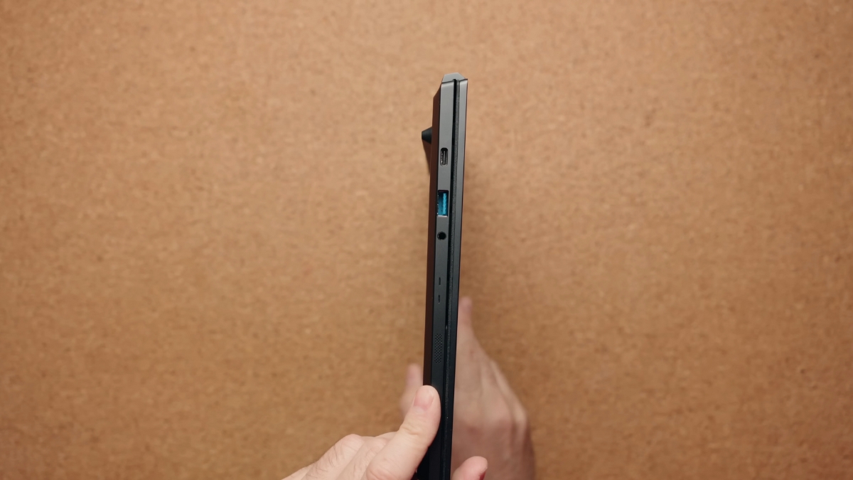 Đánh giá Acer Predator Triton 14 AI với các cổng kết nối bên trái gồm USB-C 3.2 Gen.2, USB-A 3.2 Gen.1 và jack tai nghe 3.5mm.