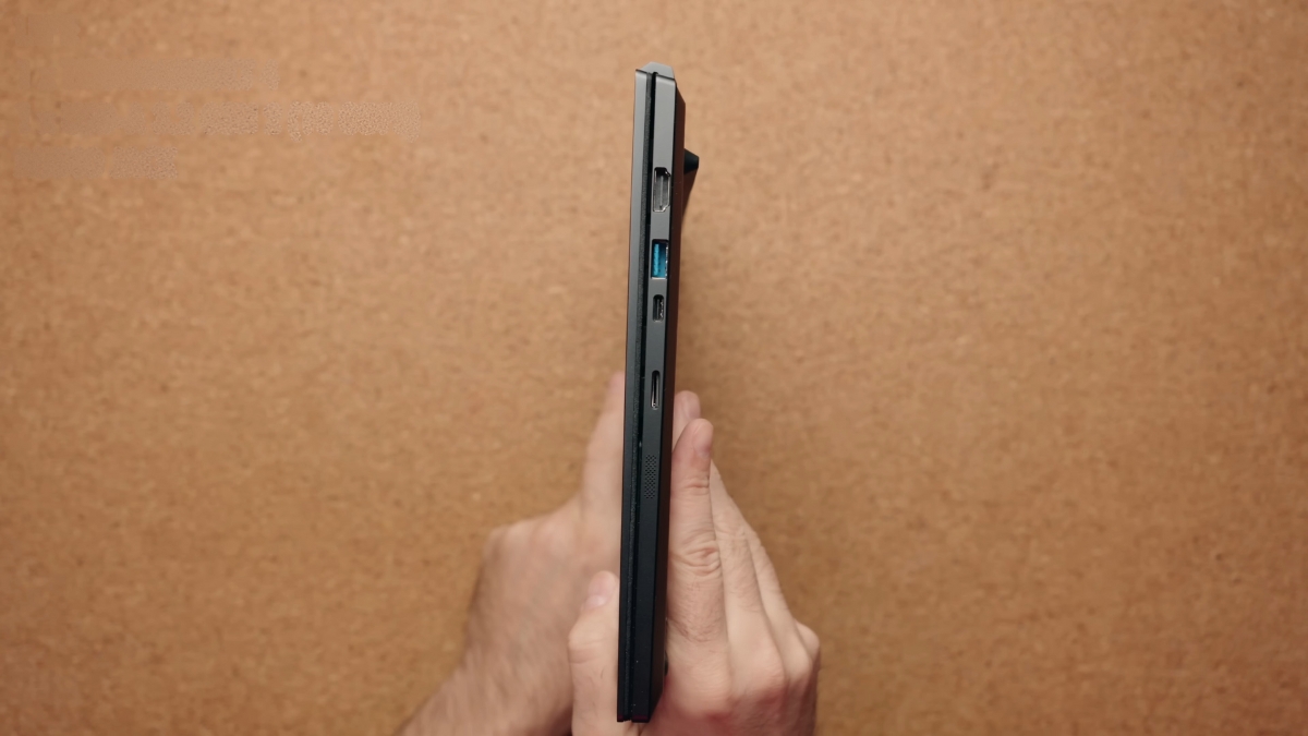 Đánh giá Acer Predator Triton 14 AI với các cổng kết nối bên phải gồm Thunderbolt 4, HDMI 2.1, USB-A và khe thẻ microSD.