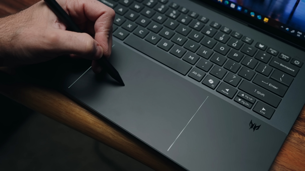 Đánh giá Acer Predator Triton 14 AI với touchpad haptic kích thước lớn, hoàn thiện liền mạch và hỗ trợ bút stylus.