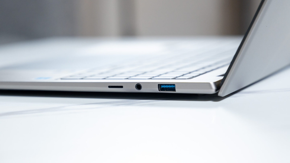 Đánh giá Acer Swift 16 AI (2026): Cạnh phải với USB-A, jack 3.5 mm và khe thẻ microSD