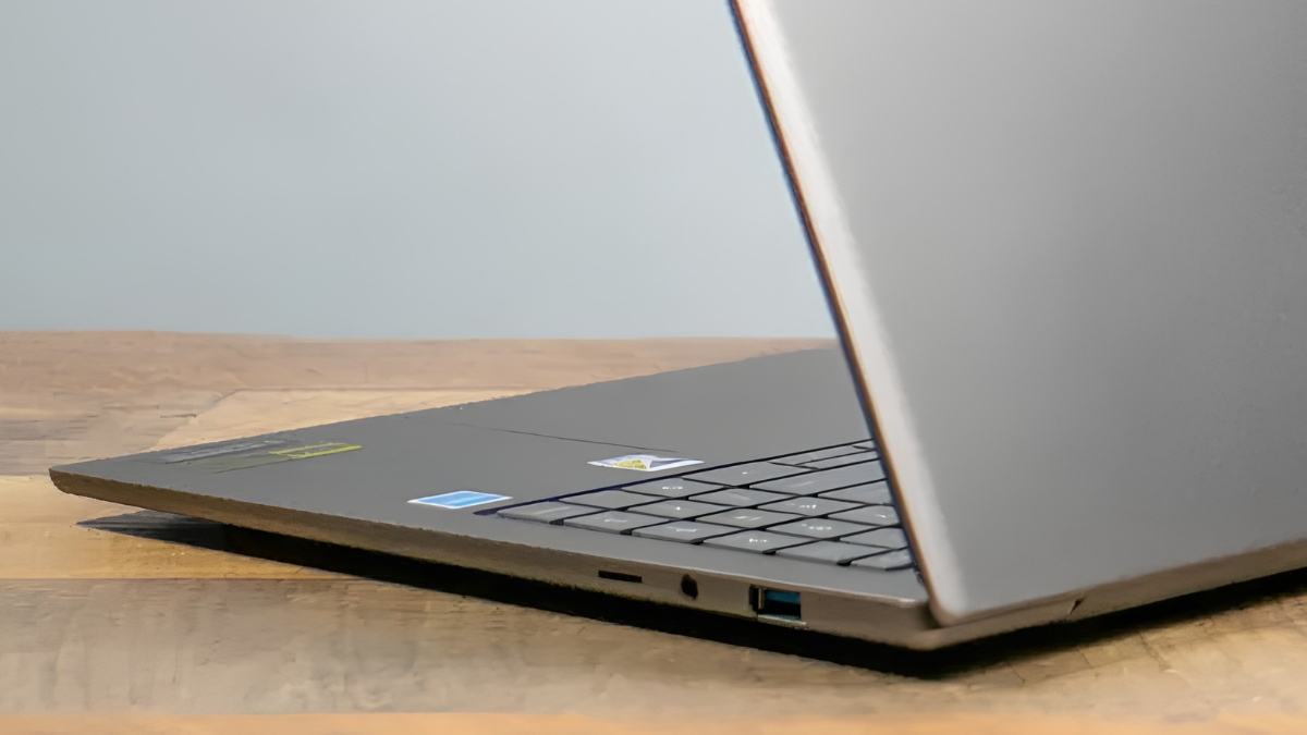 Đánh giá Acer Swift 16 AI cổng kết nối bên phải với USB A tiện dụng