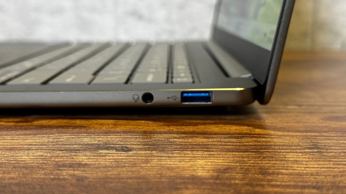 Đánh giá Acer Swift Air 14 với cổng USB-A và cổng âm thanh 3.5mm ở cạnh phải