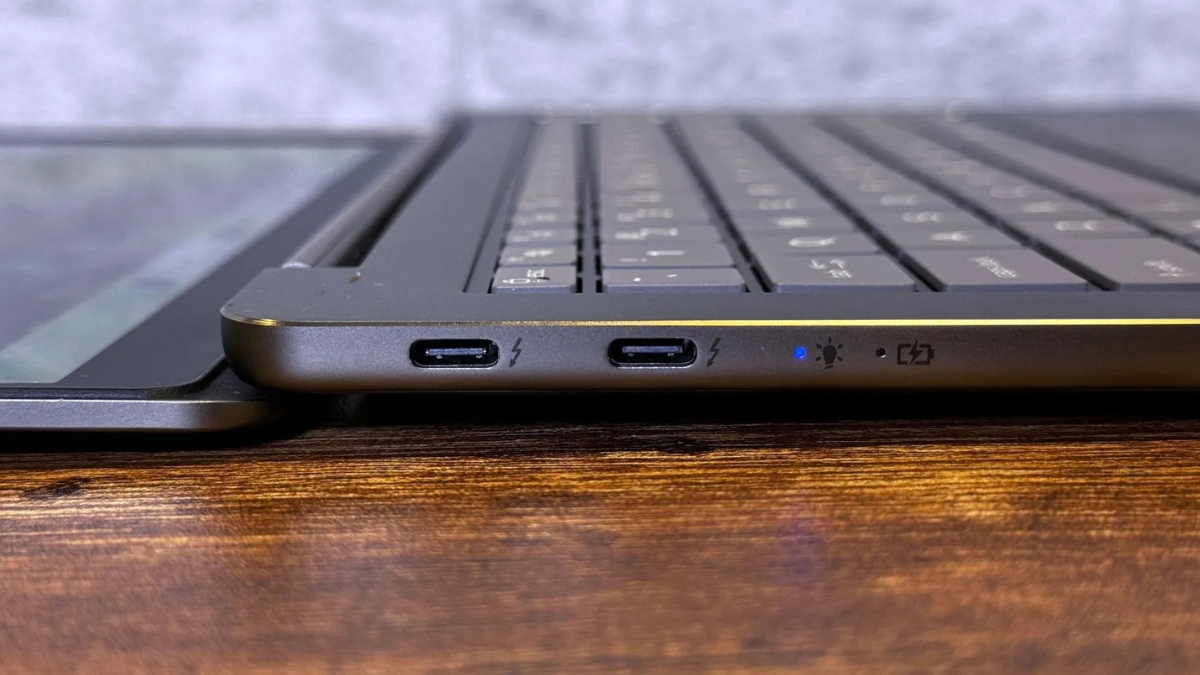Đánh giá Acer Swift Air 14 với hai cổng Thunderbolt 4 ở cạnh trái