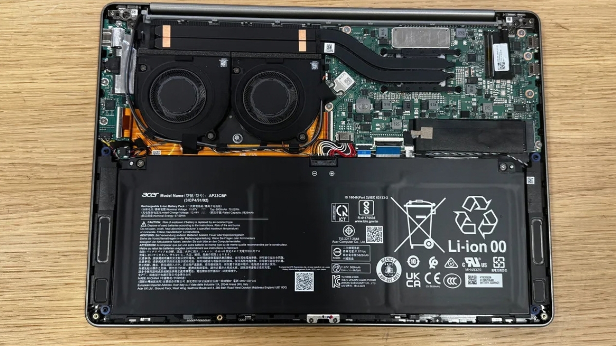 Đánh giá Acer Swift Air 14 với bố trí linh kiện bên trong và một khe SSD