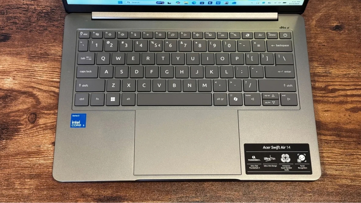 Đánh giá Acer Swift Air 14 với bàn phím và touchpad phủ kính