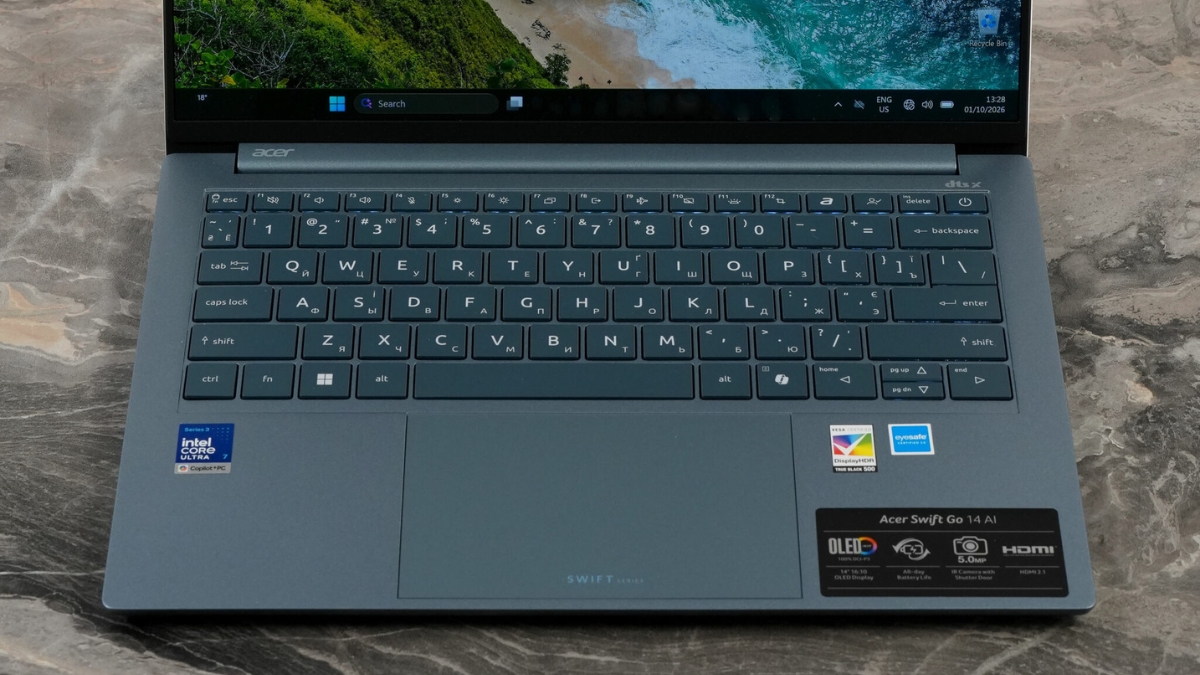 Đánh giá Acer Swift Go 14 AI về bàn phím có đèn nền và touchpad Multi-Control tích hợp phím chức năng.