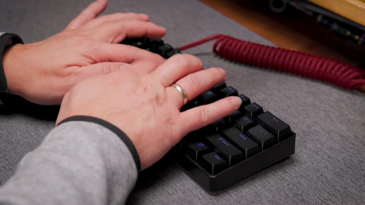 Akko MonsGeek FUN60 MAX có hiện tượng âm rỗng nhẹ do housing nhựa và lớp foam cơ bản