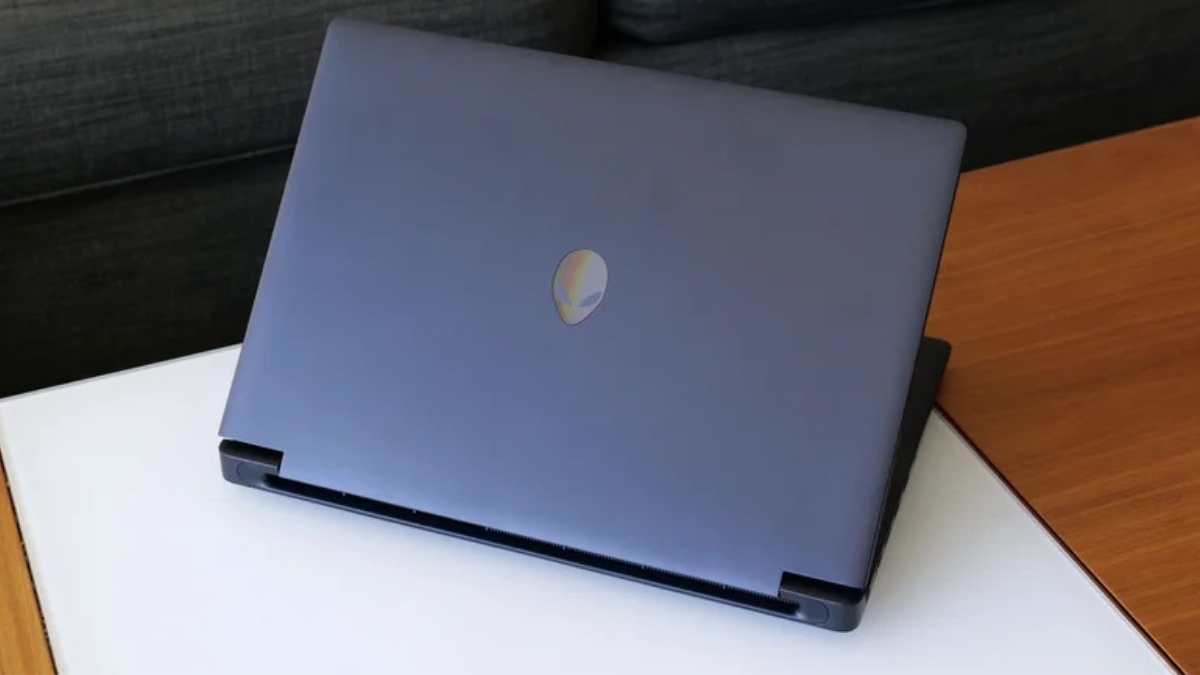 Đánh giá Alienware 15: Thiết kế laptop gaming tối giản với vỏ nhựa màu đen, logo Alienware phản quang và bàn phím đèn nền trắng