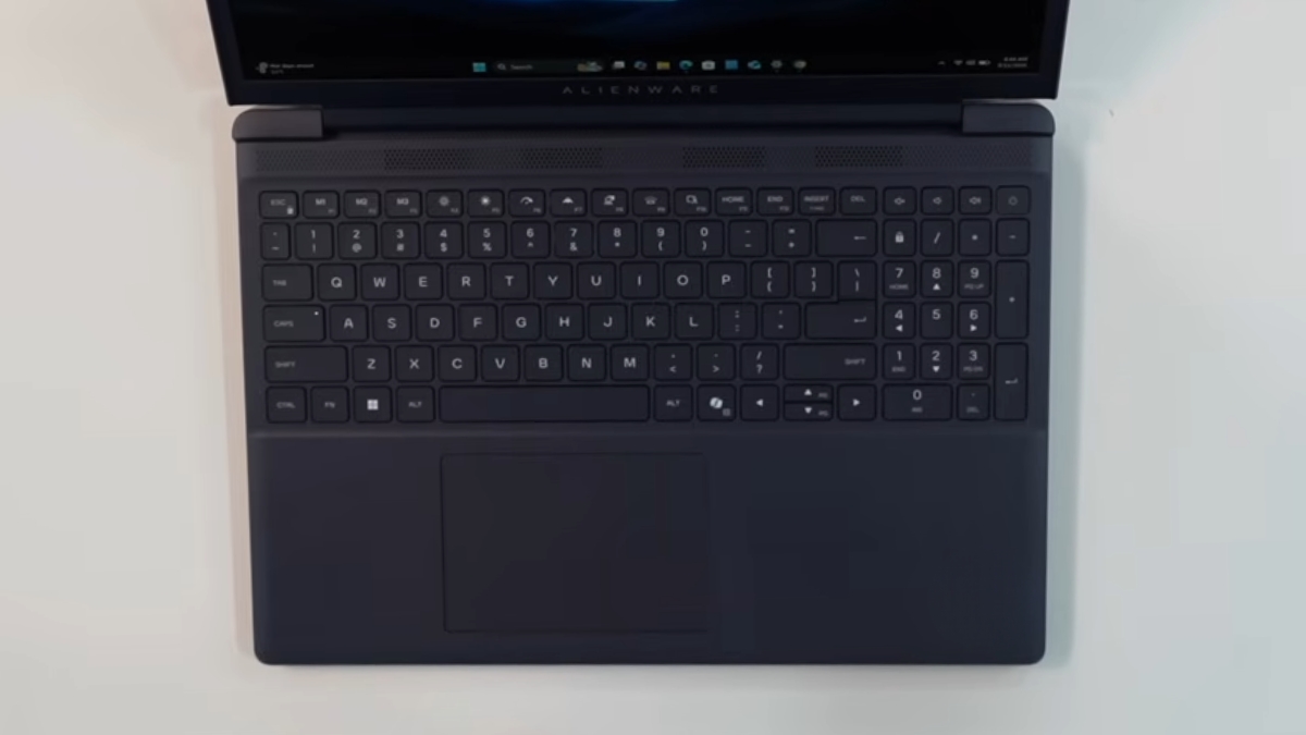 Đánh giá Alienware 15: Bàn phím full-size và touchpad rộng trên laptop gaming