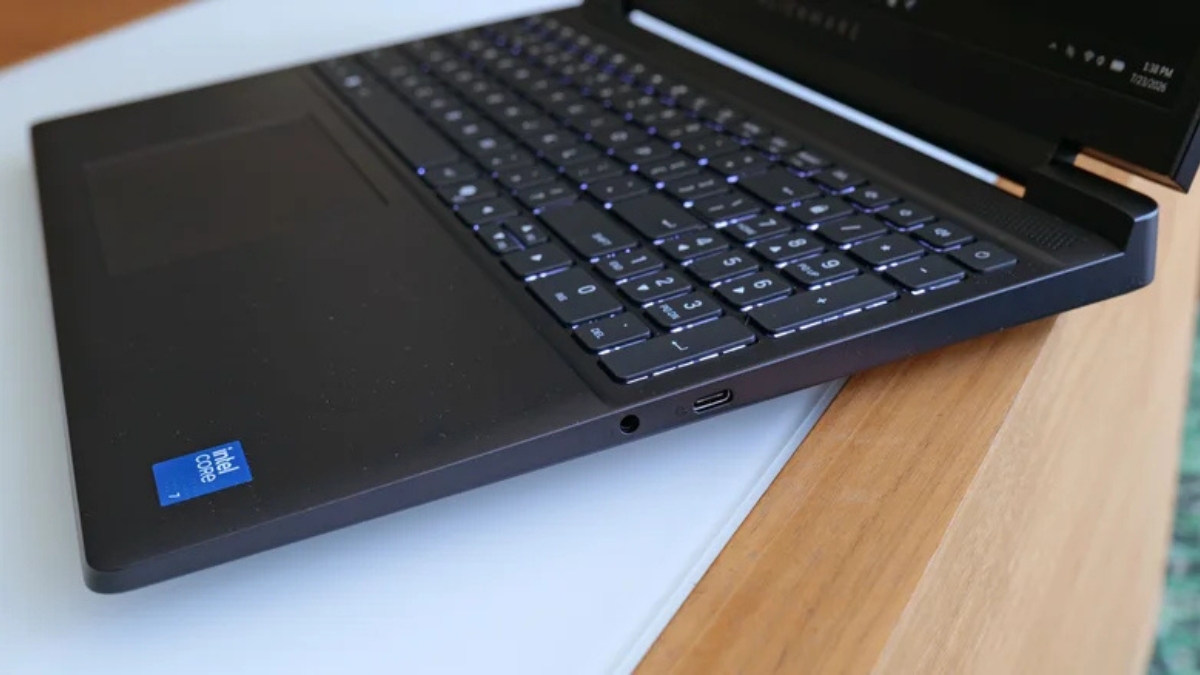 Đánh giá Alienware 15: Cổng USB-C, jack tai nghe 3.5 mm và thiết kế cạnh trái của laptop gaming