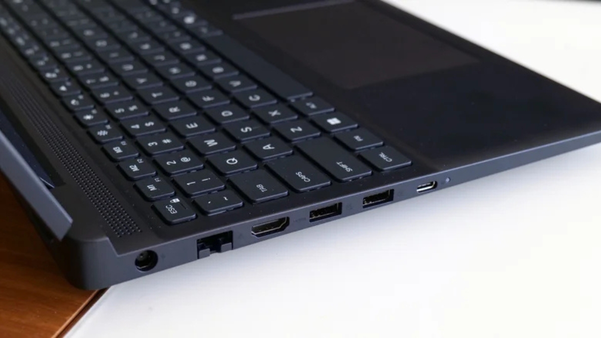 Đánh giá Alienware 15: Hệ thống cổng kết nối đa dạng với USB-A, USB-C, HDMI và Ethernet