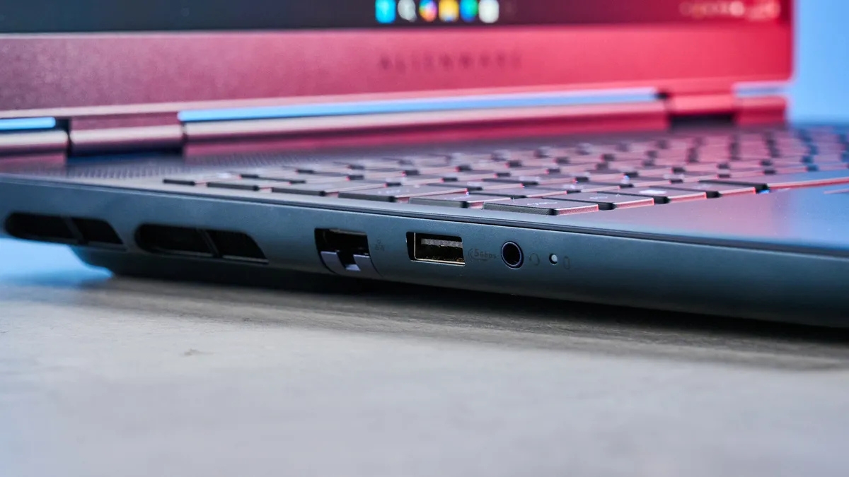 Đánh giá Alienware 16X Aurora cổng kết nối cạnh trái với USB A LAN và jack tai nghe