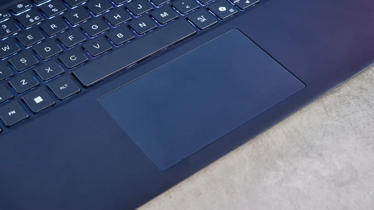 Đánh giá Alienware 16X Aurora rê chuột phản hồi nhanh bề mặt mịn và di chuyển chính xác