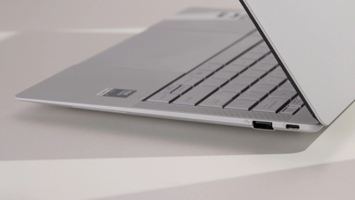 Đánh giá ASUS ExpertBook P5 Ultra được trang bị hệ thống cổng kết nối đa dạng với Thunderbolt 4 và HDMI 2.1