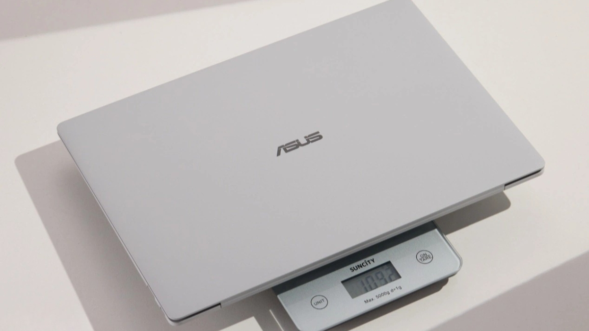 Đánh giá ASUS ExpertBook P5 Ultra sở hữu thiết kế siêu mỏng nhẹ với độ dày 10.9mm và trọng lượng khoảng 1.1kg