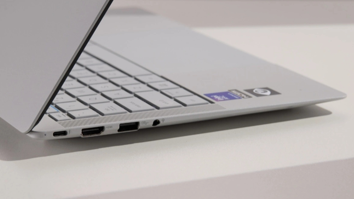 Đánh giá ASUS ExpertBook P5 Ultra đi kèm sạc nhanh 90W và hỗ trợ Wi-Fi 7 hiện đại