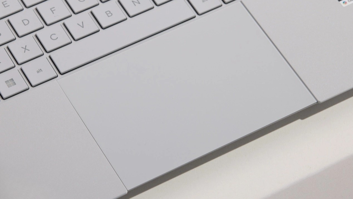 Đánh giá ASUS ExpertBook P5 Ultra sở hữu touchpad kính kích thước lớn hỗ trợ công nghệ nhấn toàn vùng