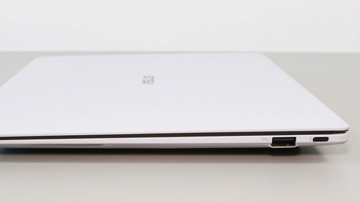 Đánh giá Asus ExpertBook Ultra B9406CAA với hệ thống cổng kết nối bên phải gồm USB C và USB A