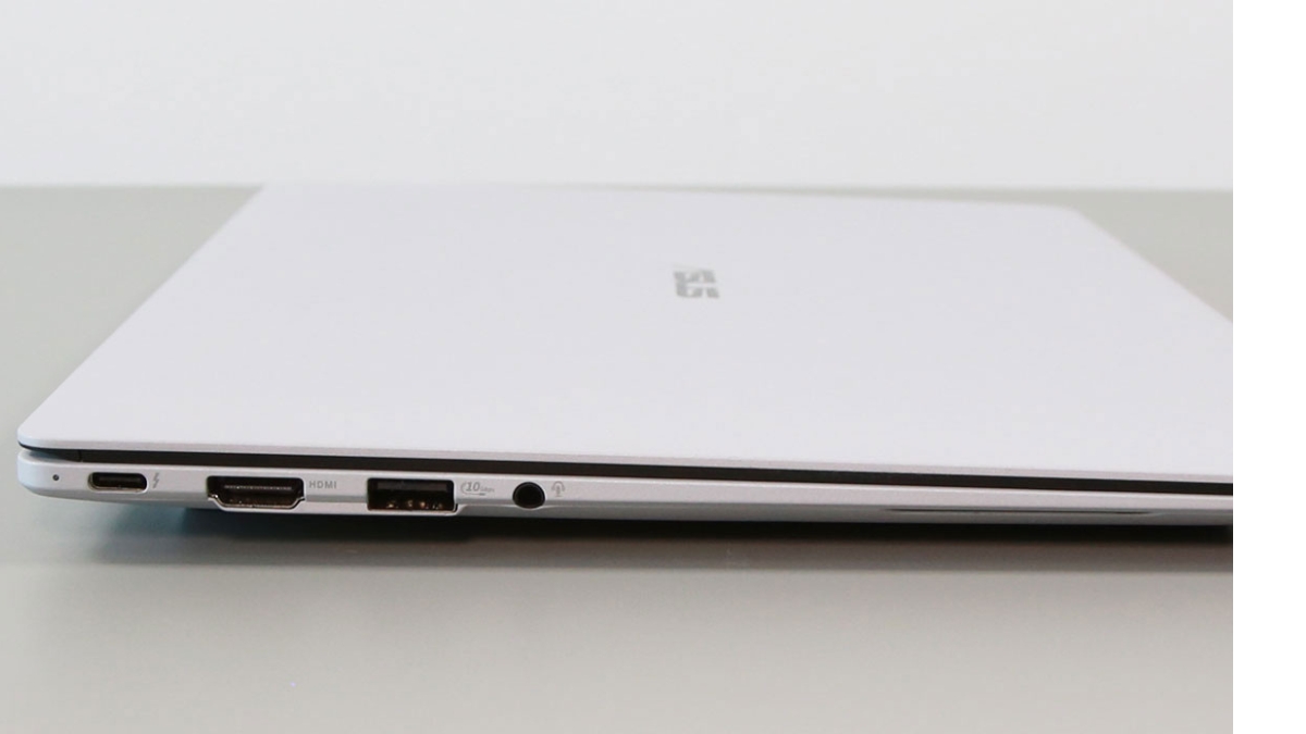 Đánh giá Asus ExpertBook Ultra B9406CAA với hệ thống cổng kết nối bên trái gồm USB C HDMI và jack tai nghe