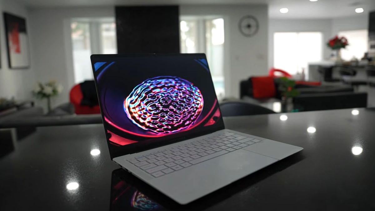 Đánh giá Asus ExpertBook Ultra B9406CAA với màn hình OLED 3K 120Hz Gorilla Matte và hệ thống loa kép hai bên bàn phím
