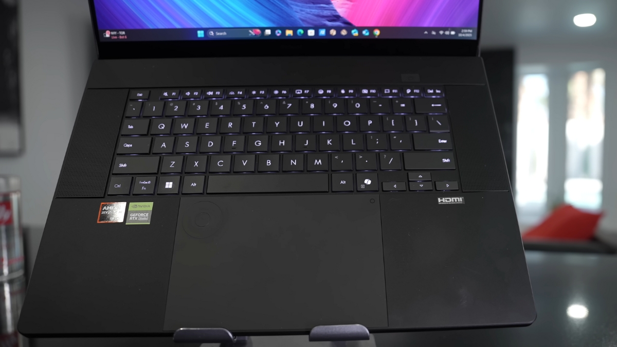 Đánh giá Asus ProArt P16 5090 với touchpad tích hợp ProArt DialPad cho thao tác sáng tạo nhanh và chính xác