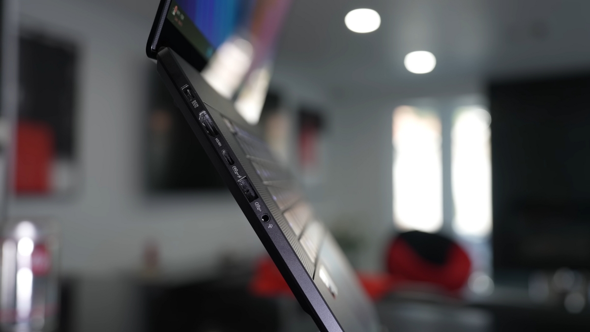 Đánh giá Asus ProArt P16 5090 trang bị đầy đủ USB, HDMI, DisplayPort và khe SD.