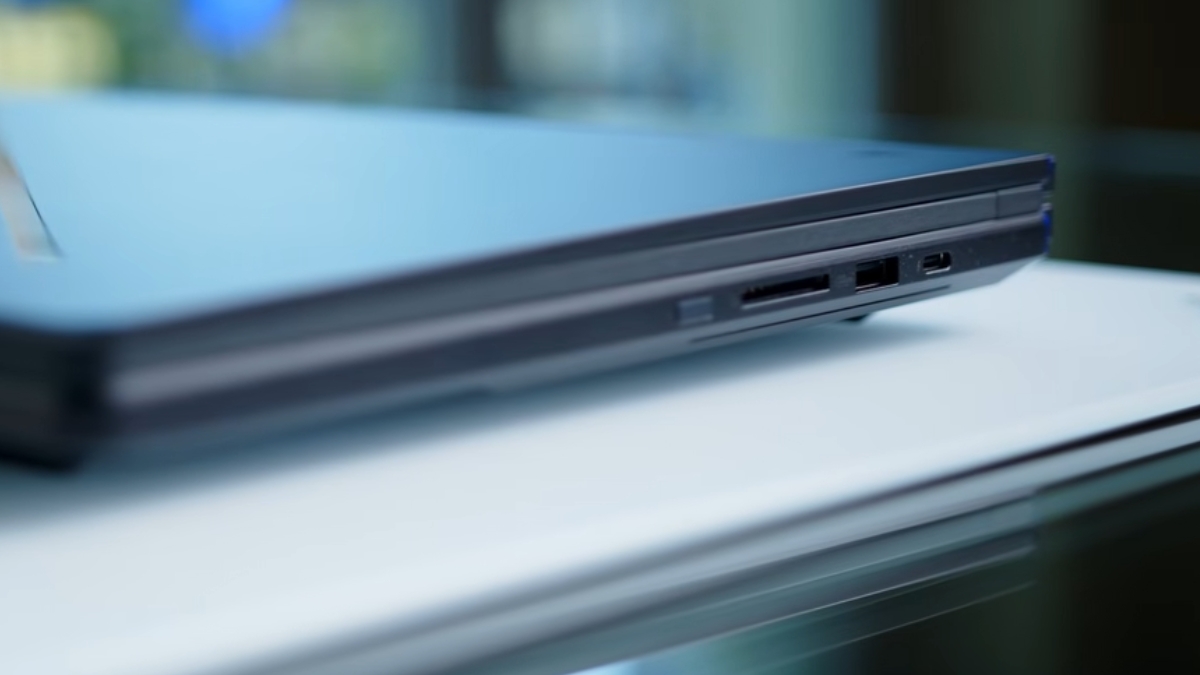 Đánh giá Asus ROG Zephyrus Duo GX651 với hệ thống cổng kết nối cạnh phải