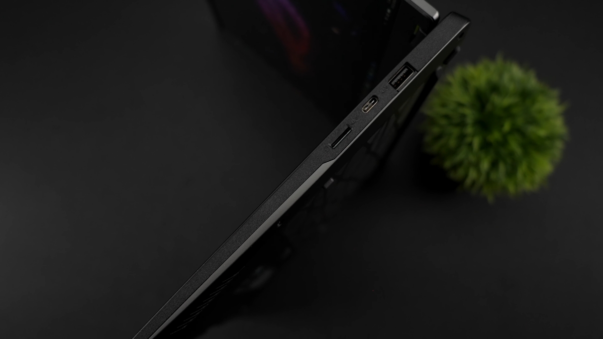 Đánh giá ASUS TUF A14 với cổng microSD UHS-II, USB-C và USB 3.2 ở cạnh phải