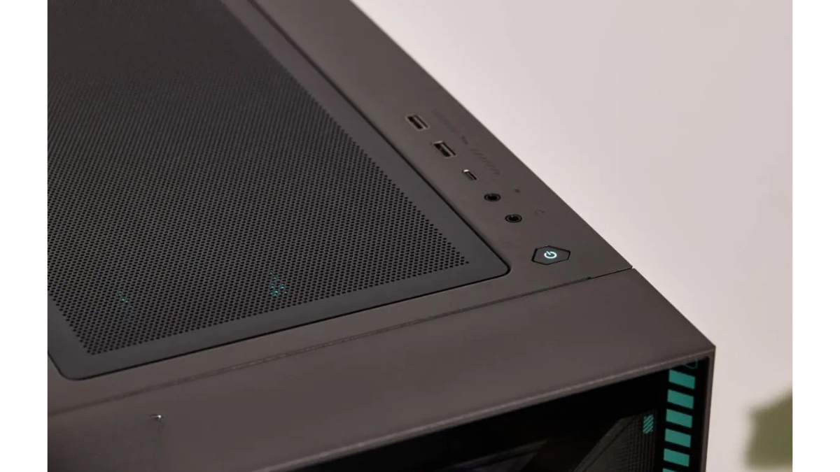 Đánh giá ASUS TUF Gaming 7X với cụm cổng kết nối và nút nguồn trên đỉnh máy