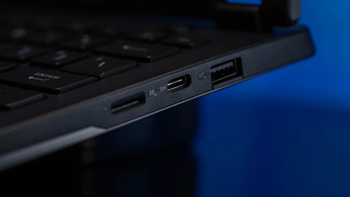 Đánh giá ASUS TUF Gaming A14 (2026) với cổng kết nối và khe đọc thẻ ở cạnh phải