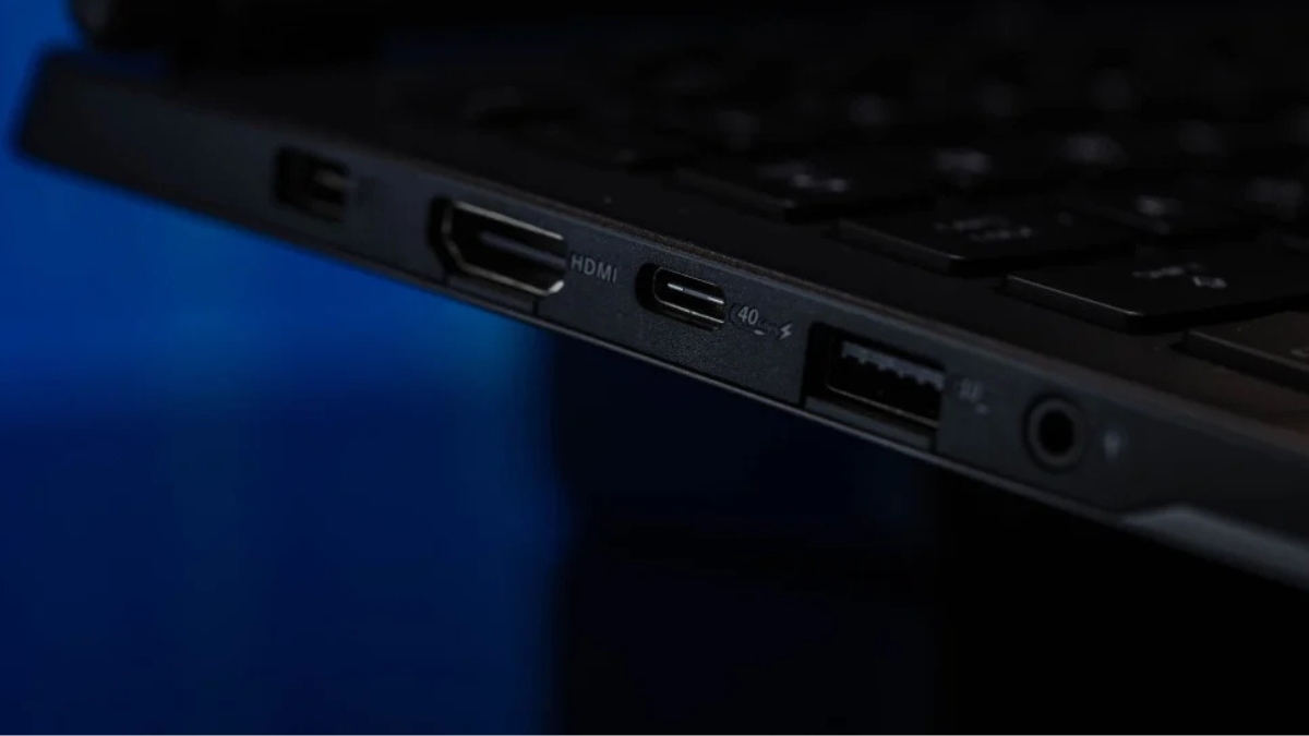 Đánh giá ASUS TUF Gaming A14 (2026) với các cổng kết nối ở cạnh trái