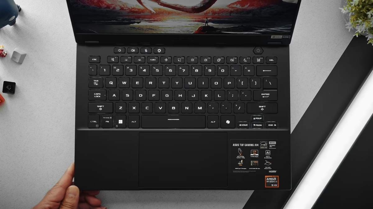 Đánh giá ASUS TUF Gaming A14 (2026) với bàn phím có đèn nền màu trắng