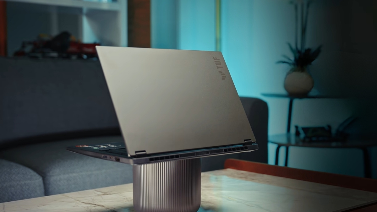 Đánh giá ASUS TUF Gaming A14 (2026) với bộ khung màu xám đậm và thiết kế mỏng nhẹ