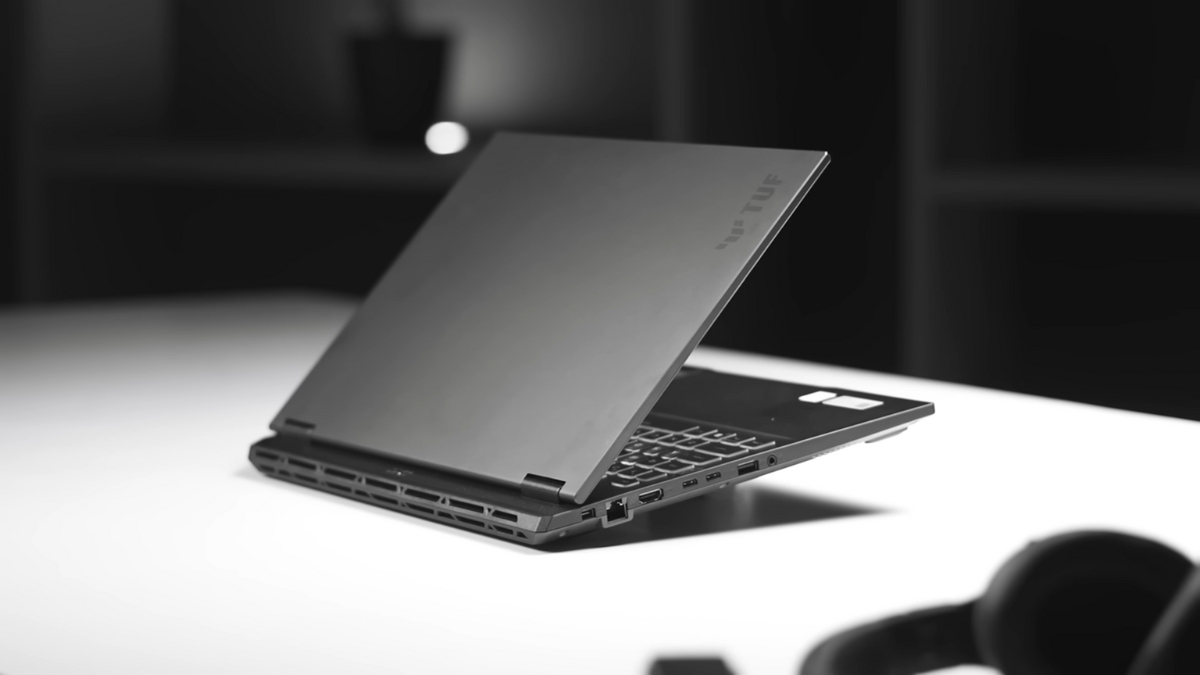 Đánh giá Asus TUF Gaming A16 với thiết kế tông đen – xám, chất liệu nhựa và nắp nhôm, phù hợp môi trường chuyên nghiệp