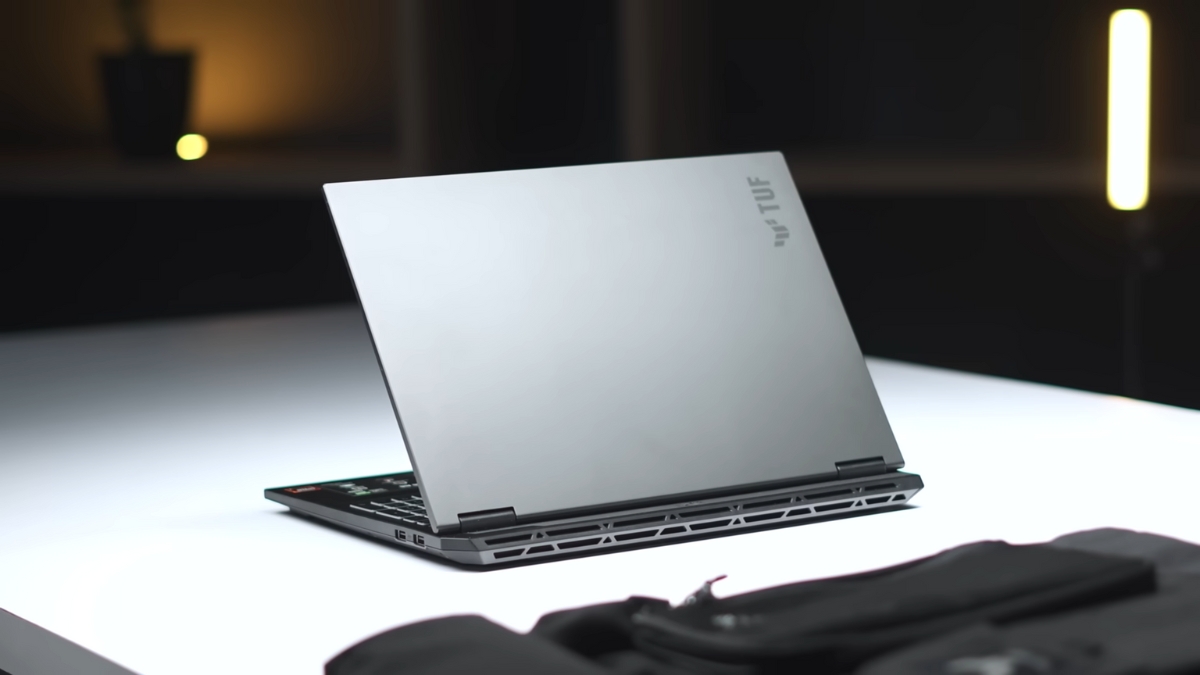 Đánh giá Asus TUF Gaming A16 từ góc nghiêng, thể hiện chất liệu nhựa bền bỉ và nắp nhôm chống vân tay